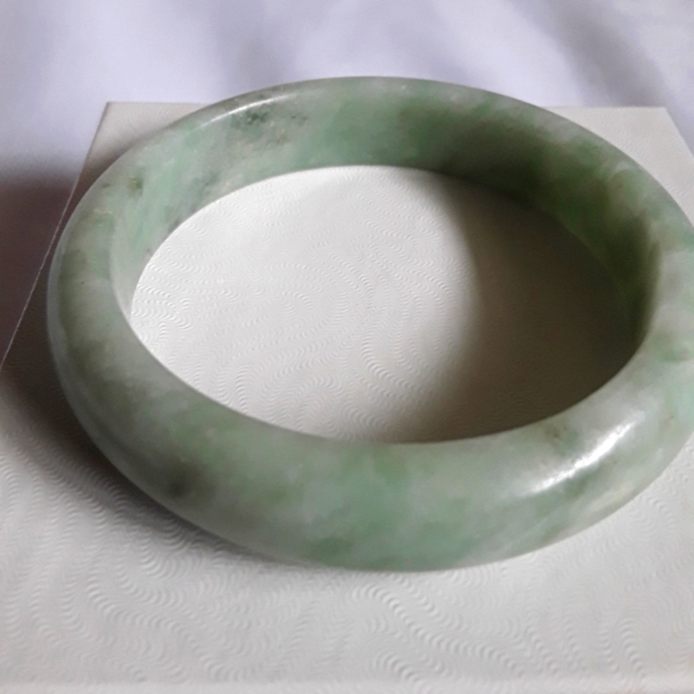 NATURAL JADE BANGLE